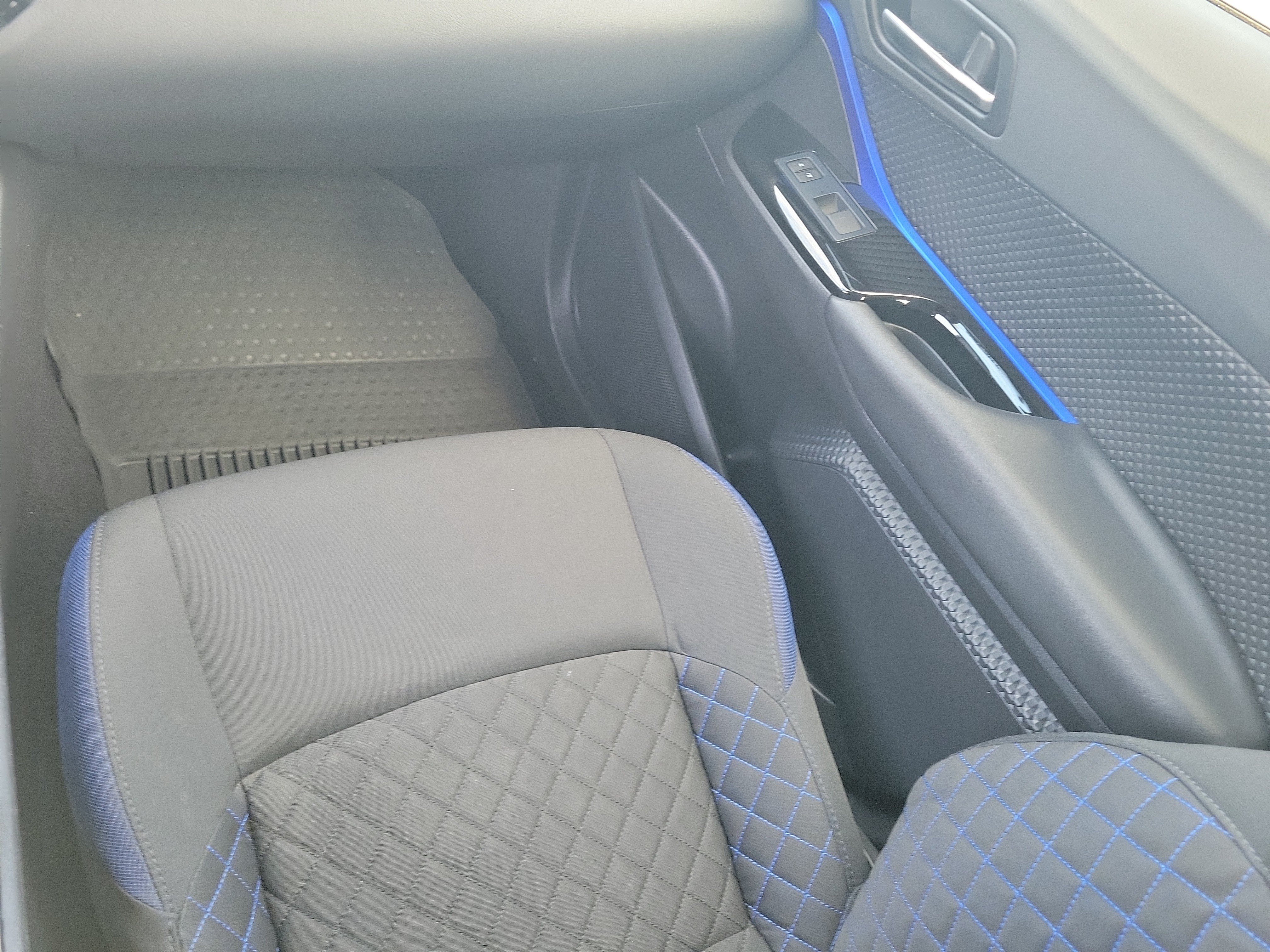 Used 2021 Toyota C-HR XLE FWD image 18