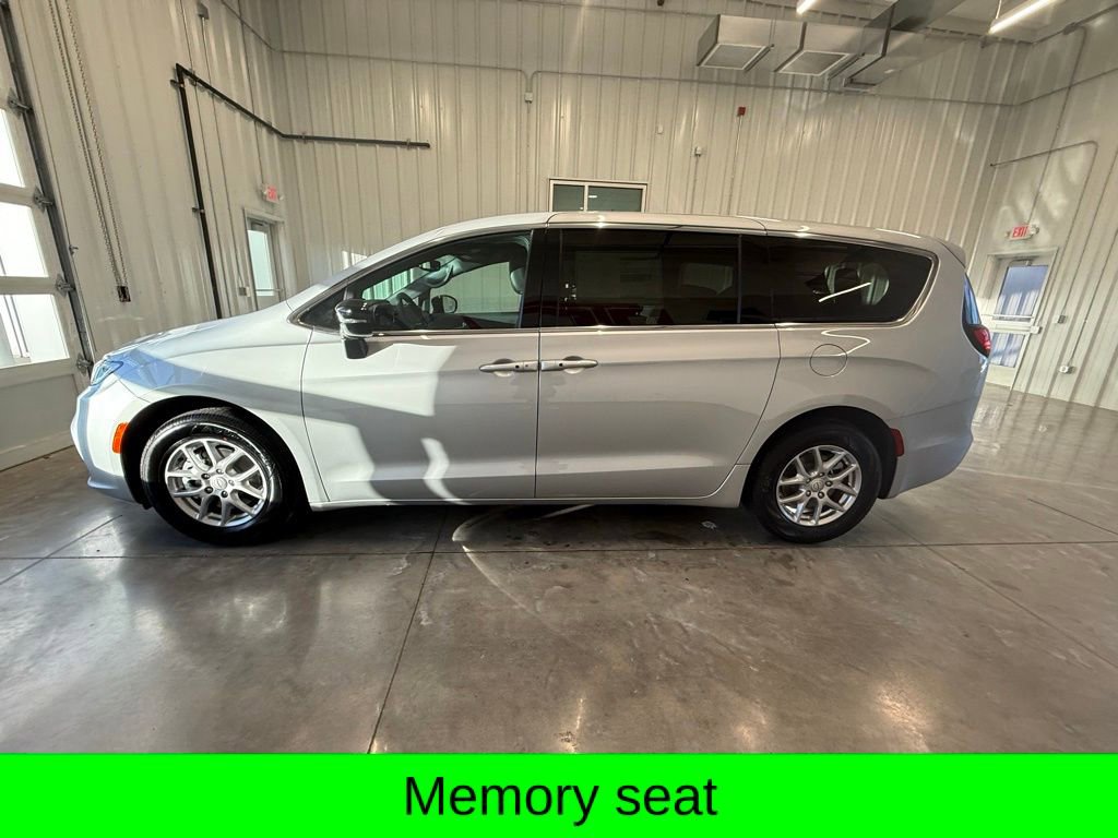 New 2026 Chrysler Pacifica Select image 4