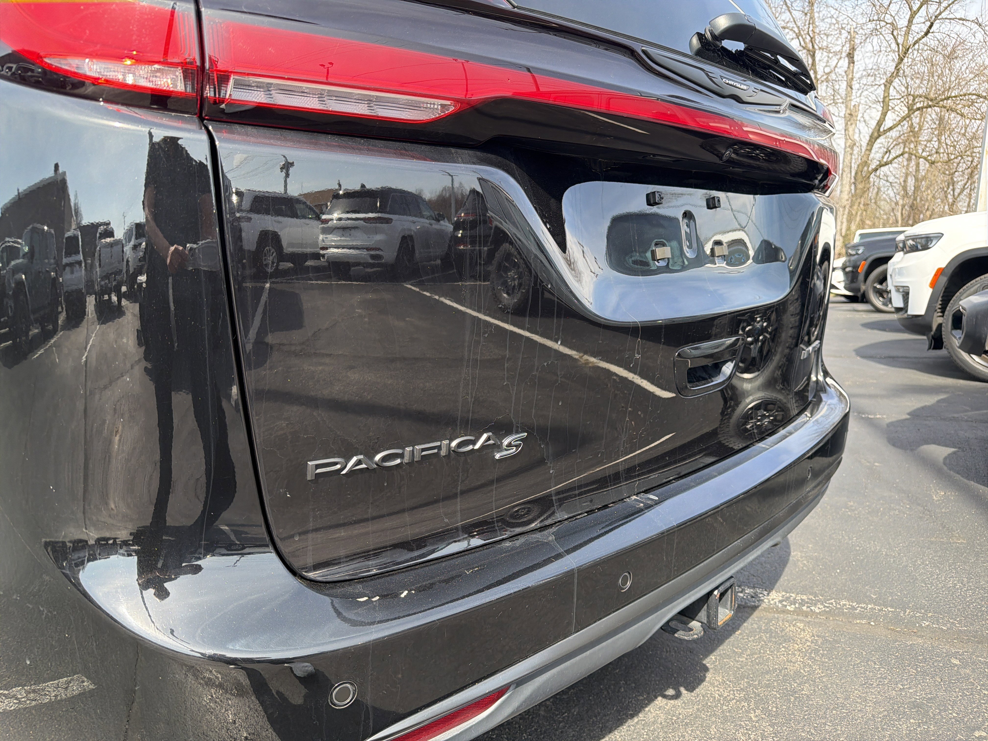 Used 2024 Chrysler Pacifica Limited w/ Uconnect Theater Family Group image 9