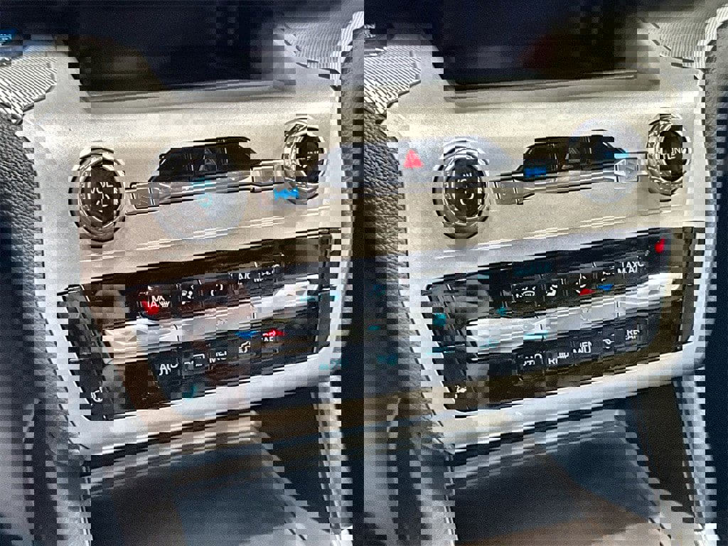 Used 2022 Ford Explorer XLT w/ Equipment Group 202A image 21