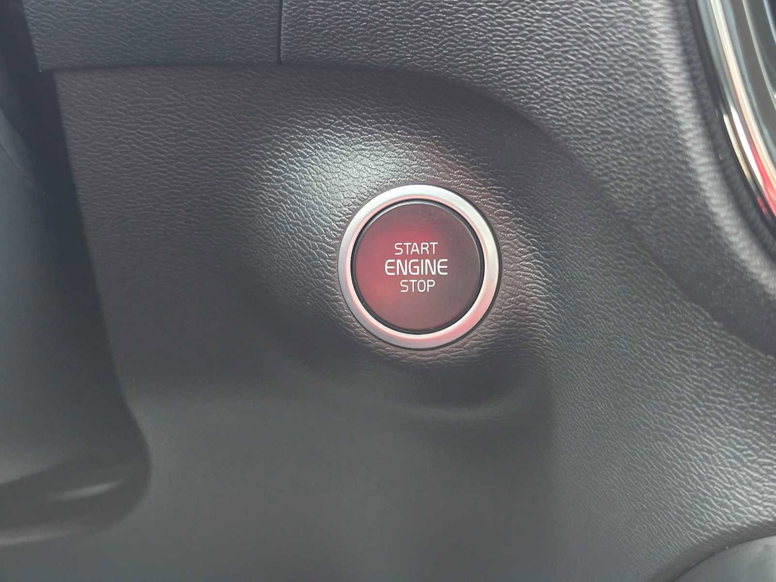 Certified 2025 Volvo XC40 B5 Plus image 33