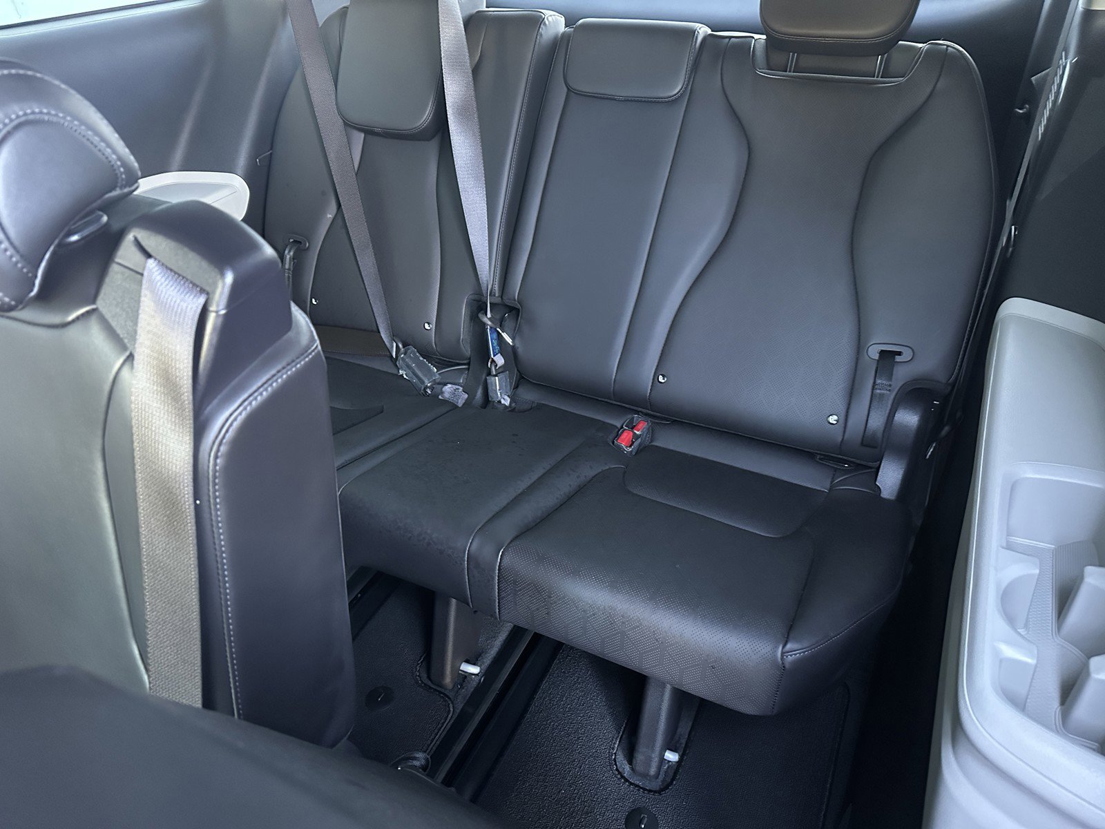 Used 2023 Kia Carnival LX FWD image 22