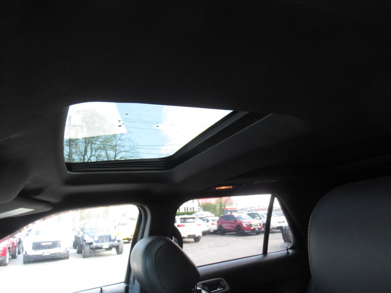 Used 2015 Ford Explorer XLT w/ Equipment Group 202A AWD/4WD image 18