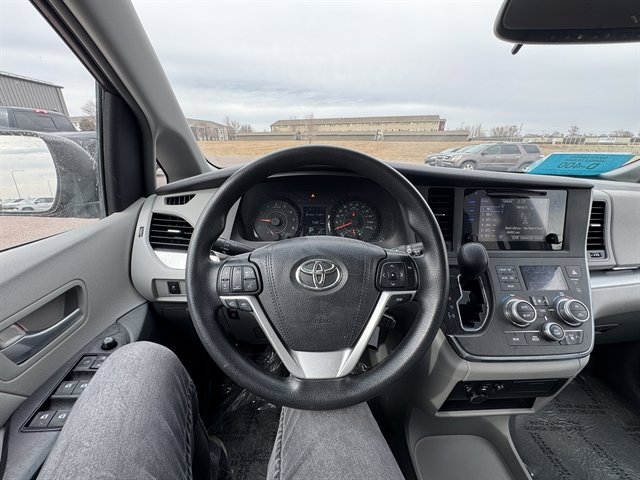 Used 2015 Toyota Sienna LE image 7