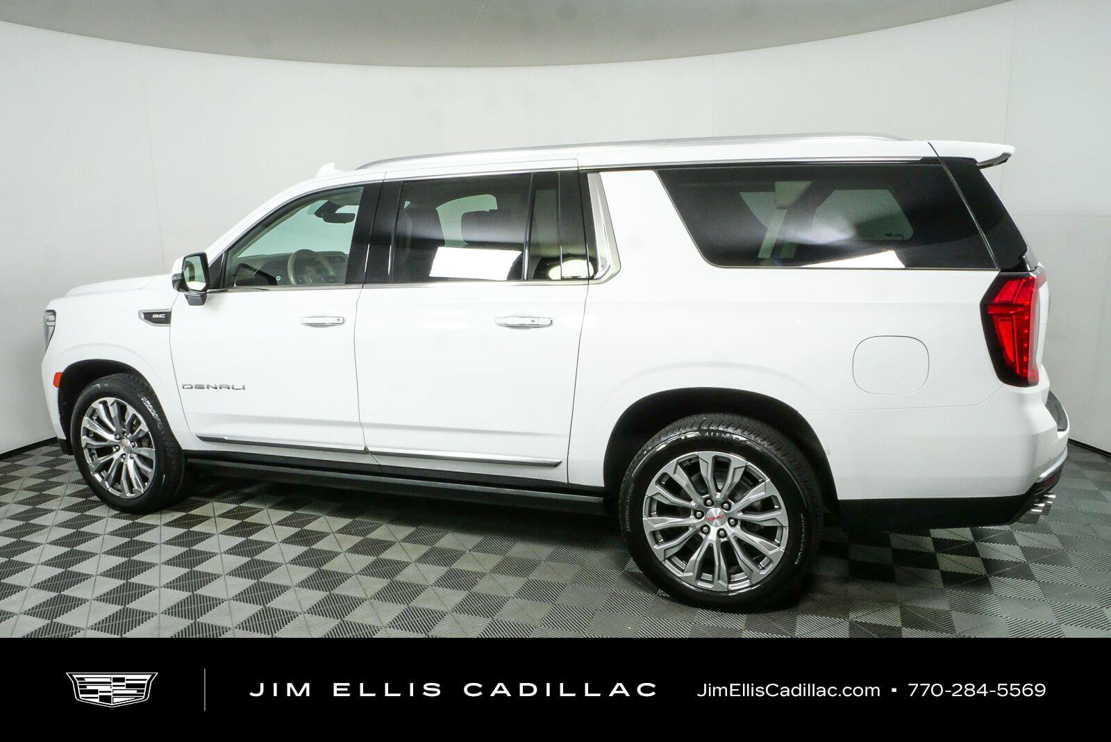 Used 2021 GMC Yukon XL Denali w/ Denali Premium Package RWD image 32