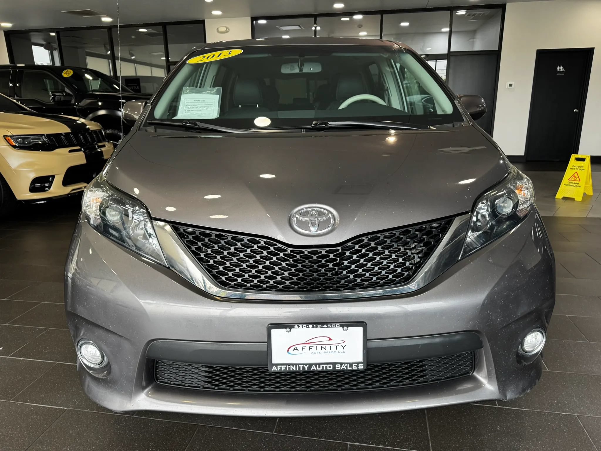 Used 2013 Toyota Sienna SE FWD image 8