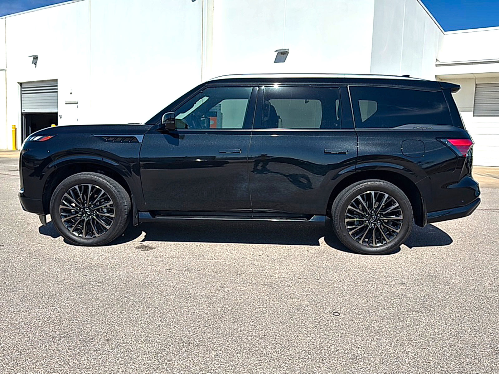 Used 2025 INFINITI QX80 Autograph w/ Premium Cargo Package image 4
