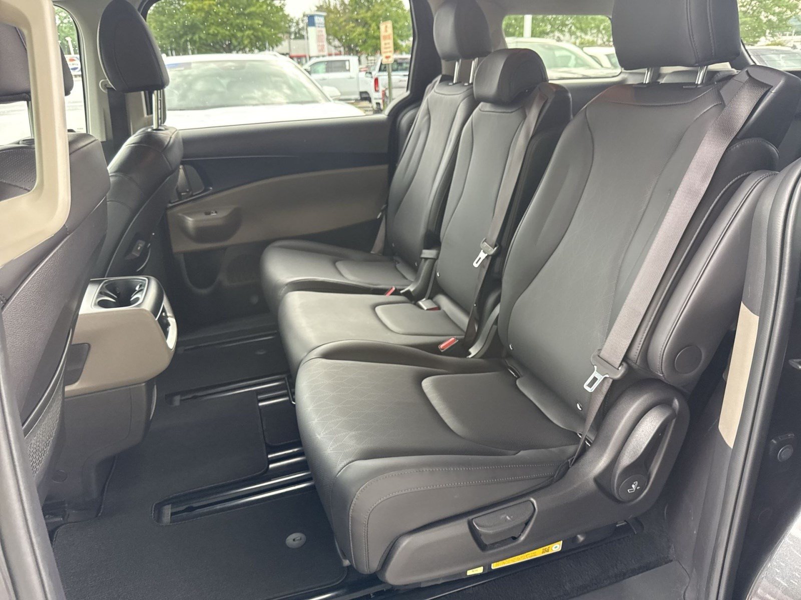 Used 2025 Kia Carnival FWD image 22
