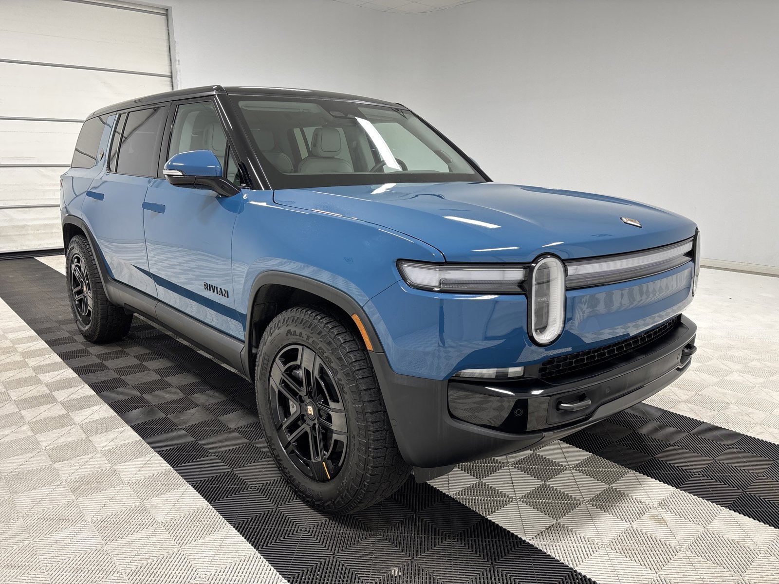 Used 2025 Rivian R1S Adventure AWD/4WD image 7