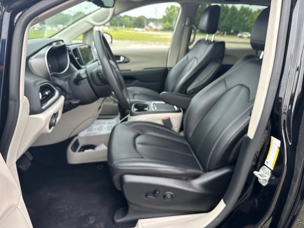 Used 2024 Chrysler Pacifica Touring-L FWD image 23
