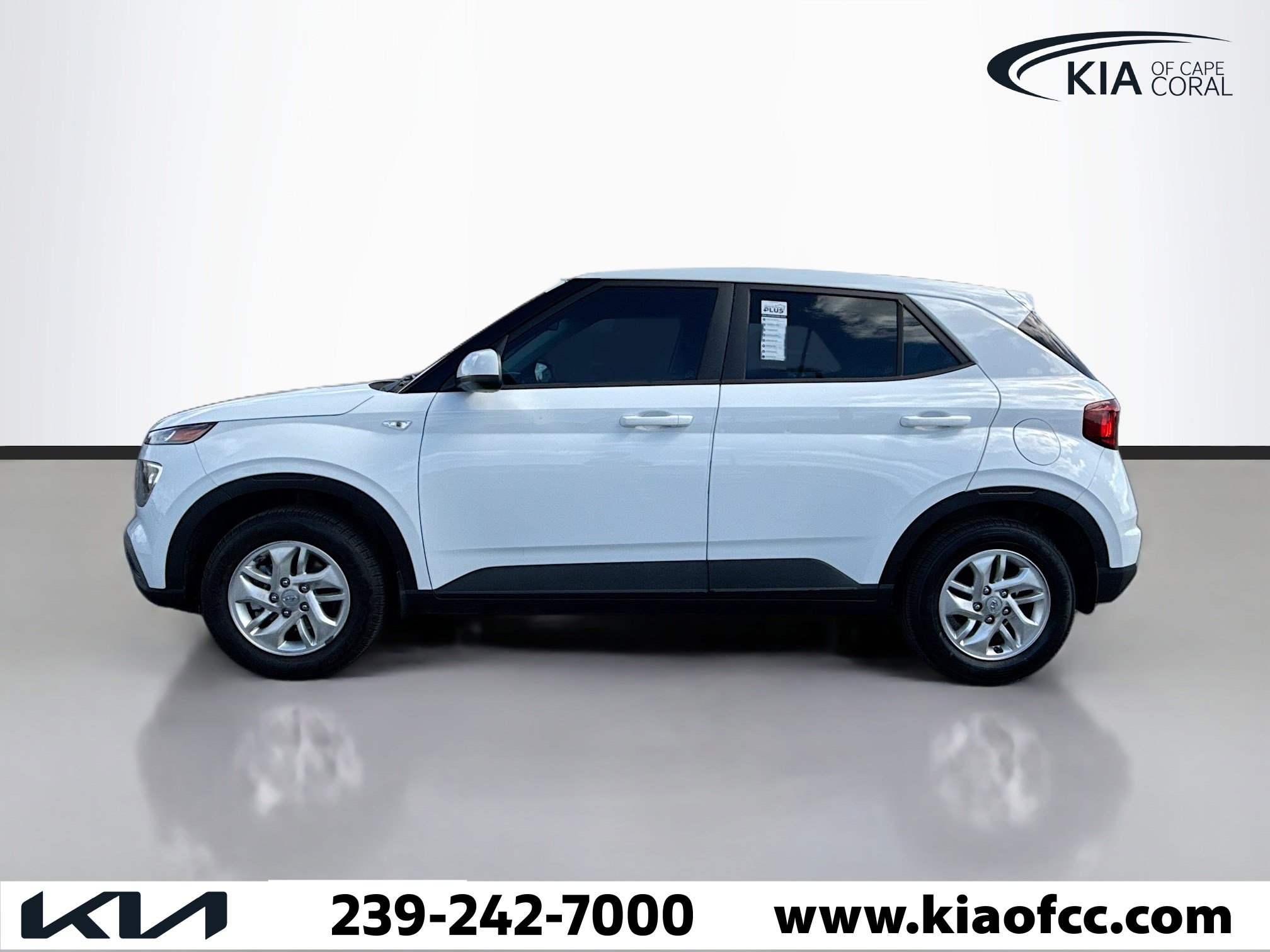 Used 2022 Hyundai Venue SE image 2