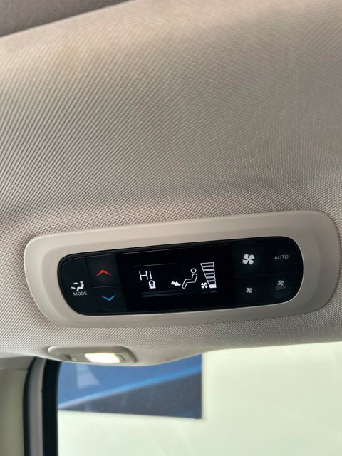 Used 2022 Chrysler Pacifica Limited FWD image 13