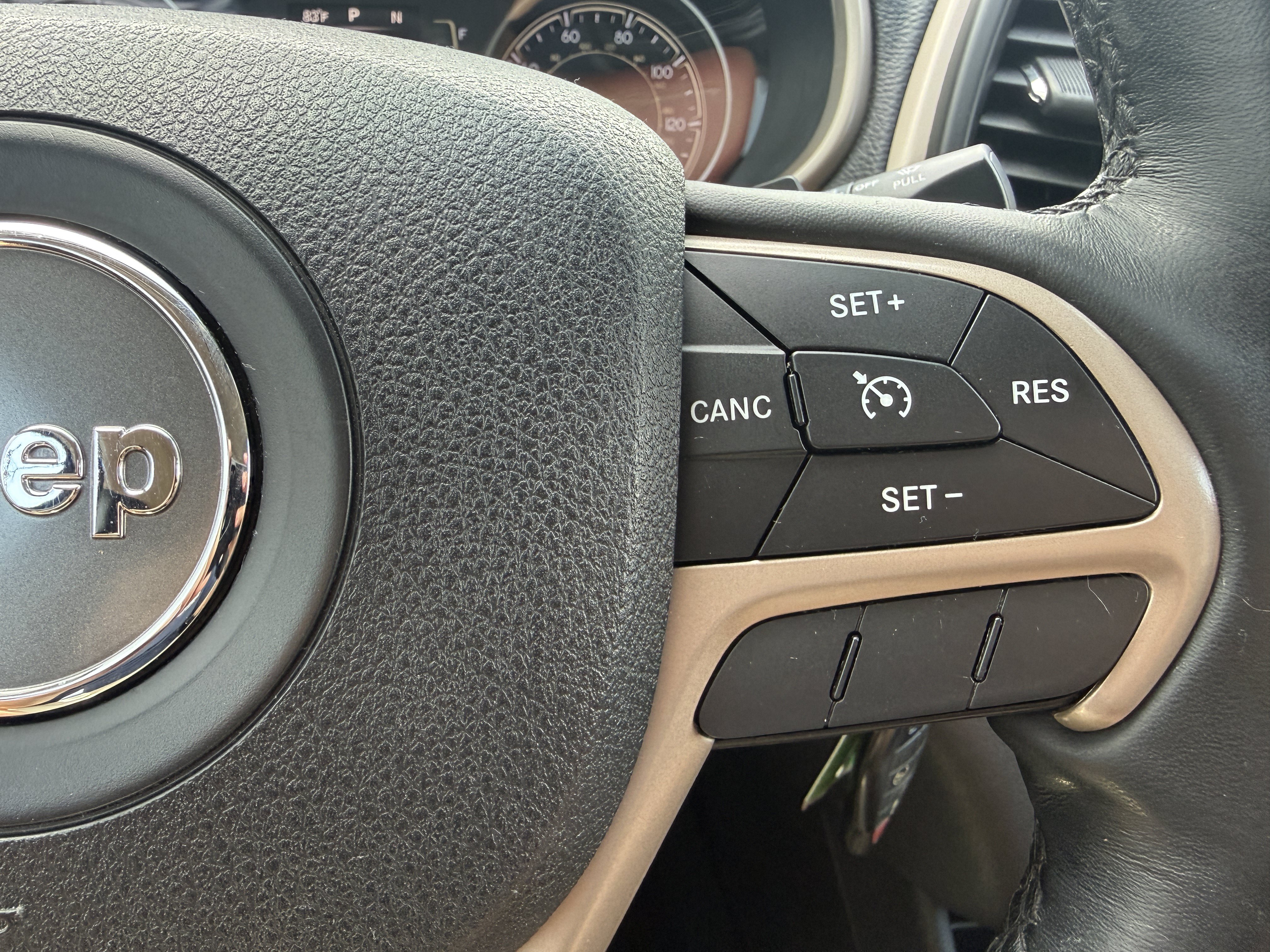 Used 2015 Jeep Cherokee Latitude w/ Cold Weather Group AWD/4WD image 25
