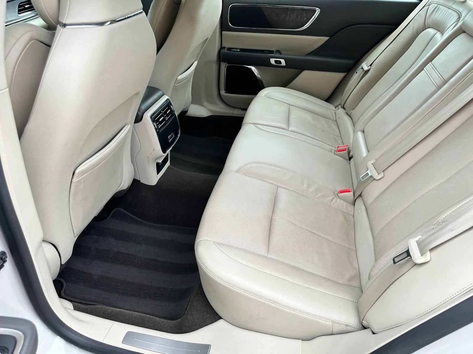 Used 2019 Lincoln Continental Select w/ Continental Climate Package FWD image 12