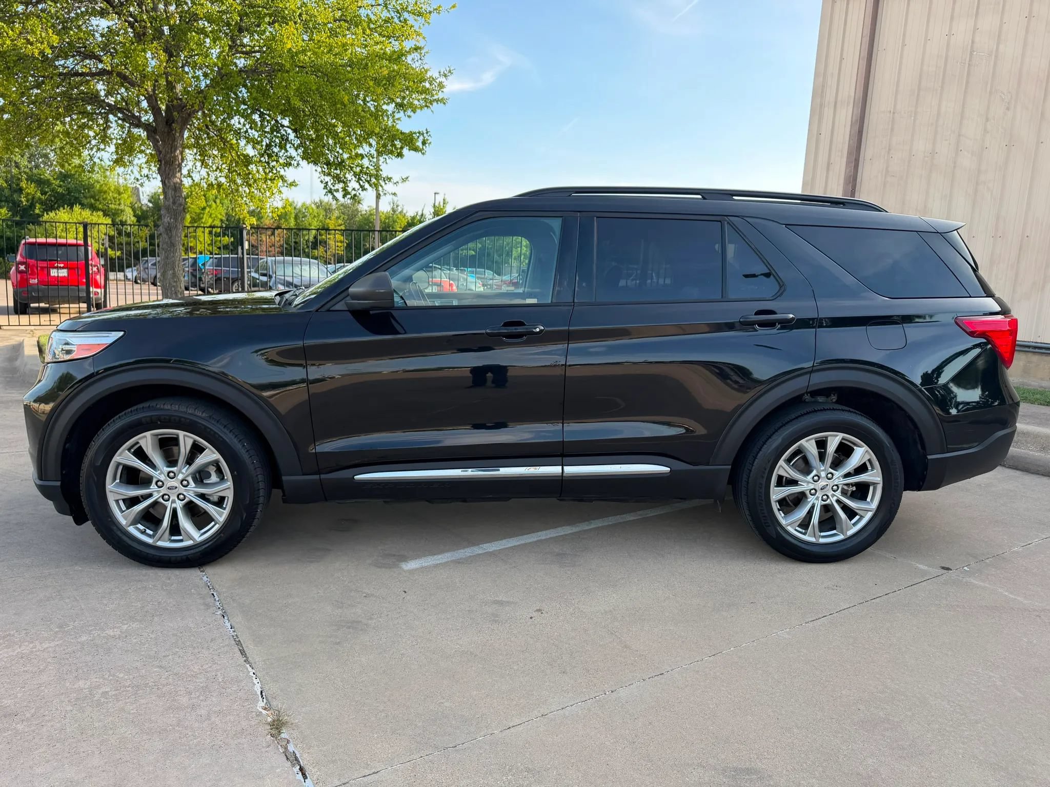 Used 2020 Ford Explorer XLT w/ Equipment Group 202A AWD/4WD image 9