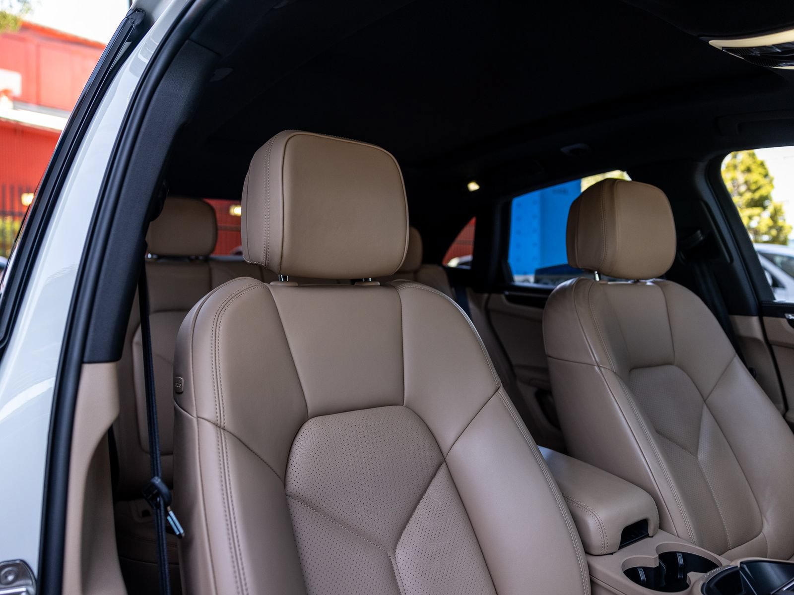Certified 2024 Porsche Macan AWD/4WD image 33