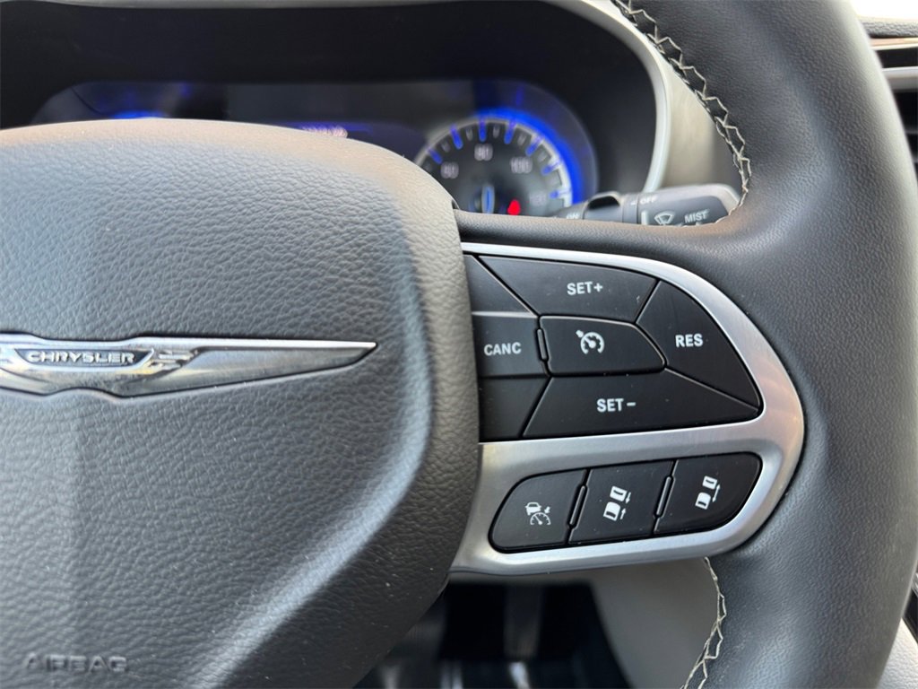 Used 2022 Chrysler Pacifica Touring-L image 24