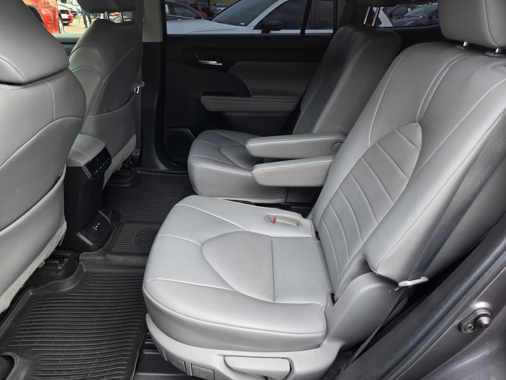 Used 2022 Toyota Highlander XLE FWD image 13