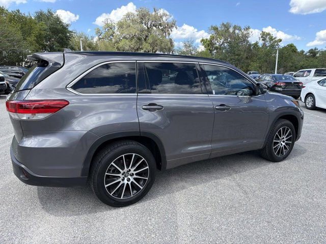Certified 2018 Toyota Highlander SE FWD image 2