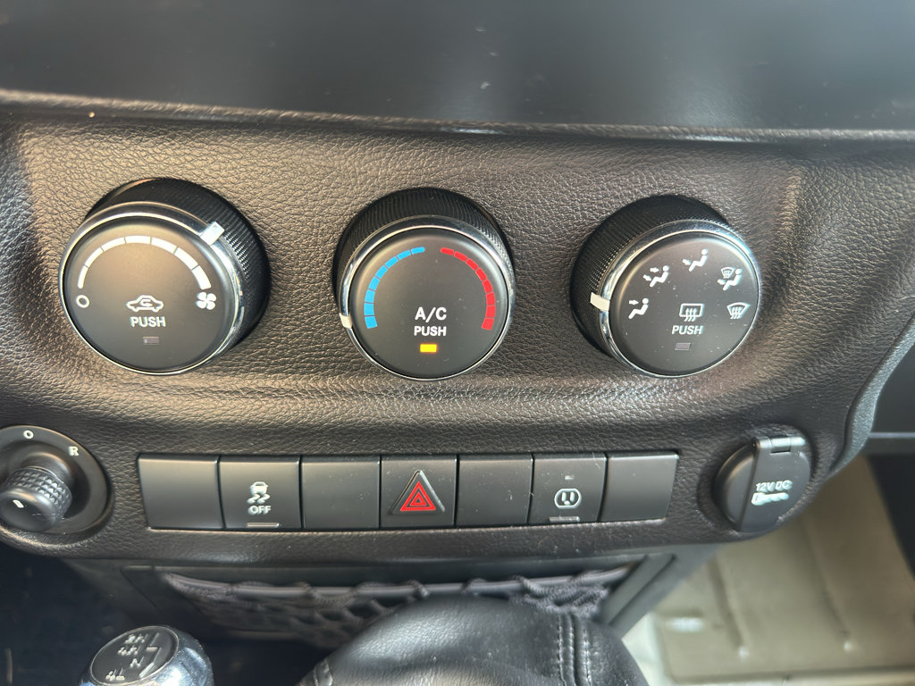 Used 2017 Jeep Wrangler Rubicon w/ Power Convenience Group AWD/4WD image 21