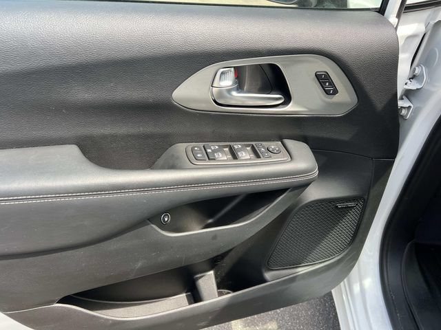 Used 2023 Chrysler Pacifica Limited w/ Uconnect Theater Family Group FWD image 19