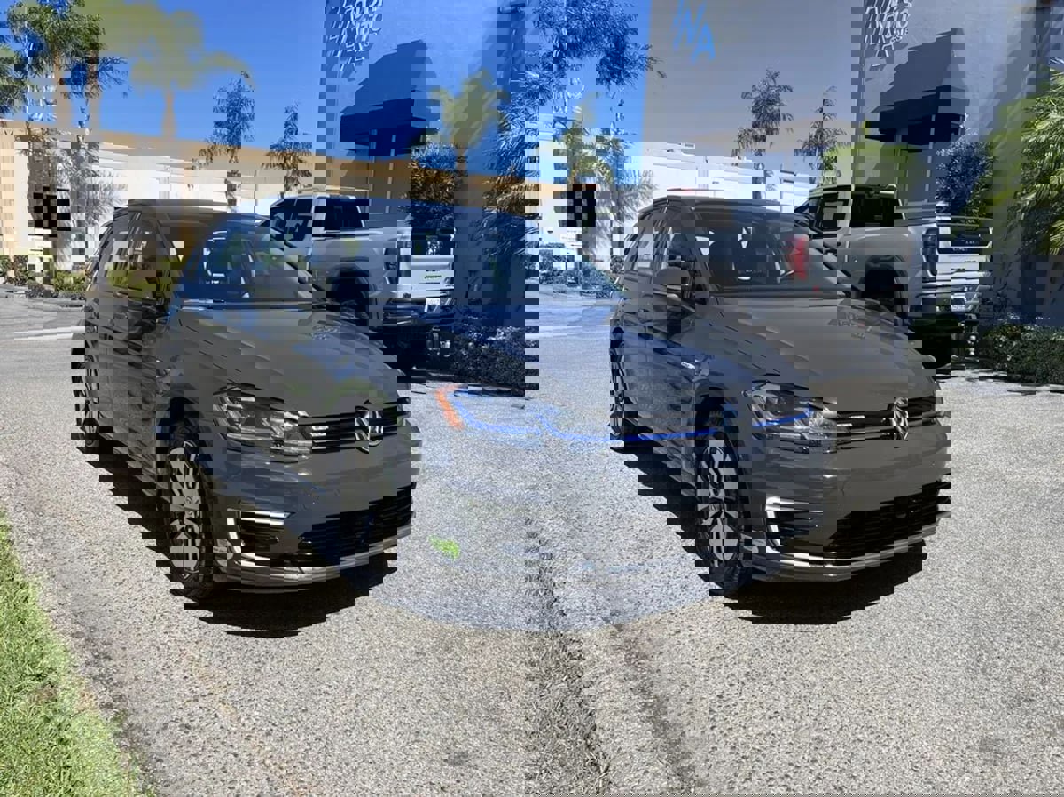 Used 2019 Volkswagen e-Golf SEL Premium image 3