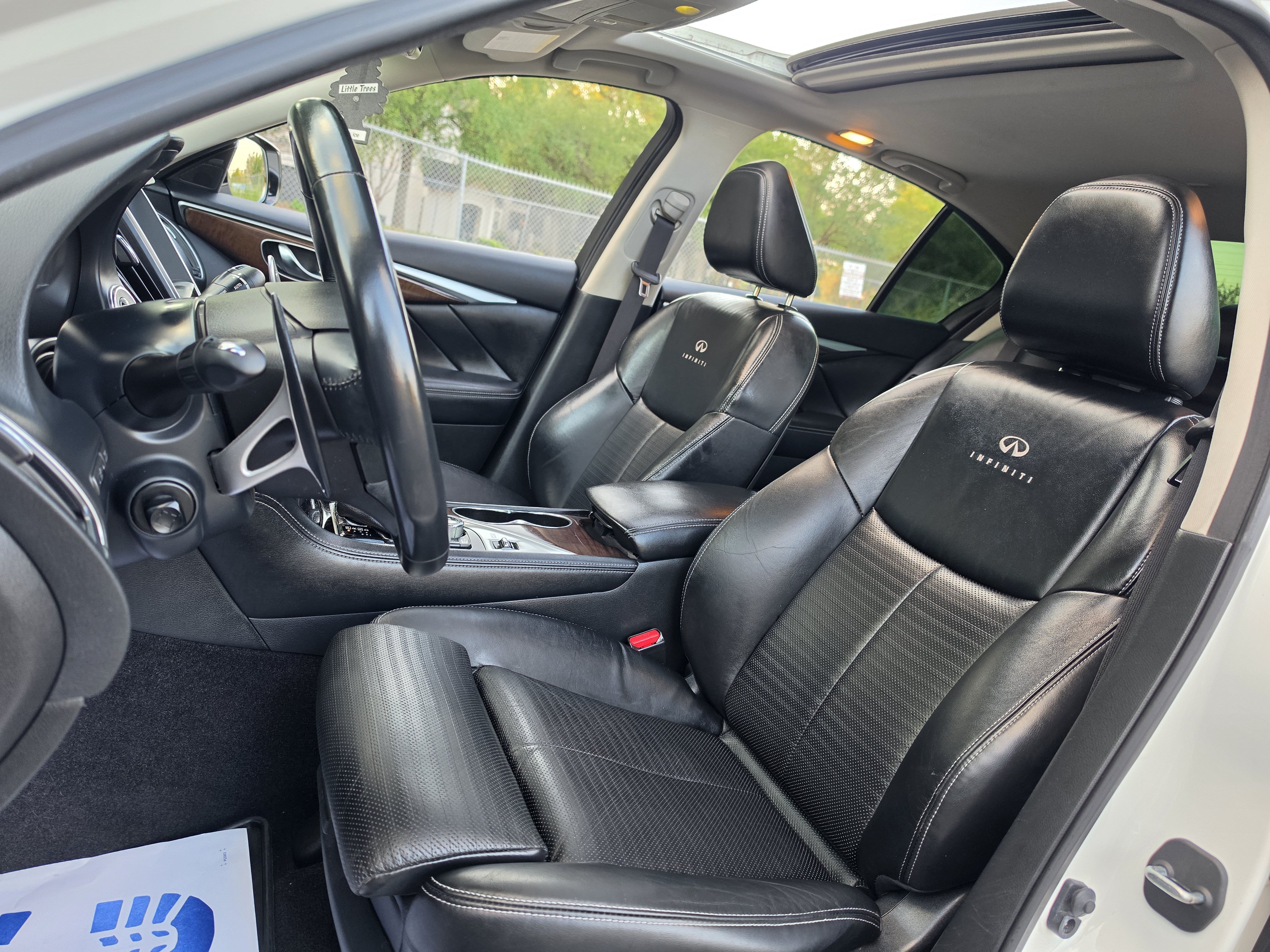Used 2014 INFINITI Q50 Hybrid w/ Deluxe Technology Package RWD image 25