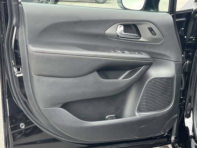 New 2026 Chrysler Pacifica Select w/ S Appearance Package FWD image 11