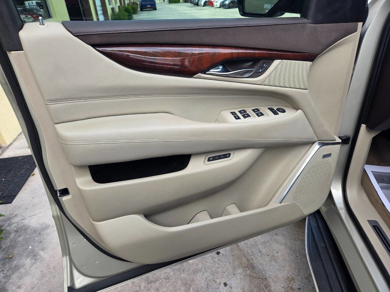 Used 2016 Cadillac Escalade Luxury image 8