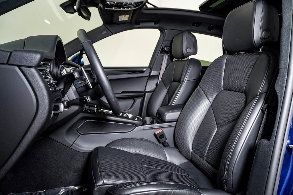 Certified 2025 Porsche Macan image 5