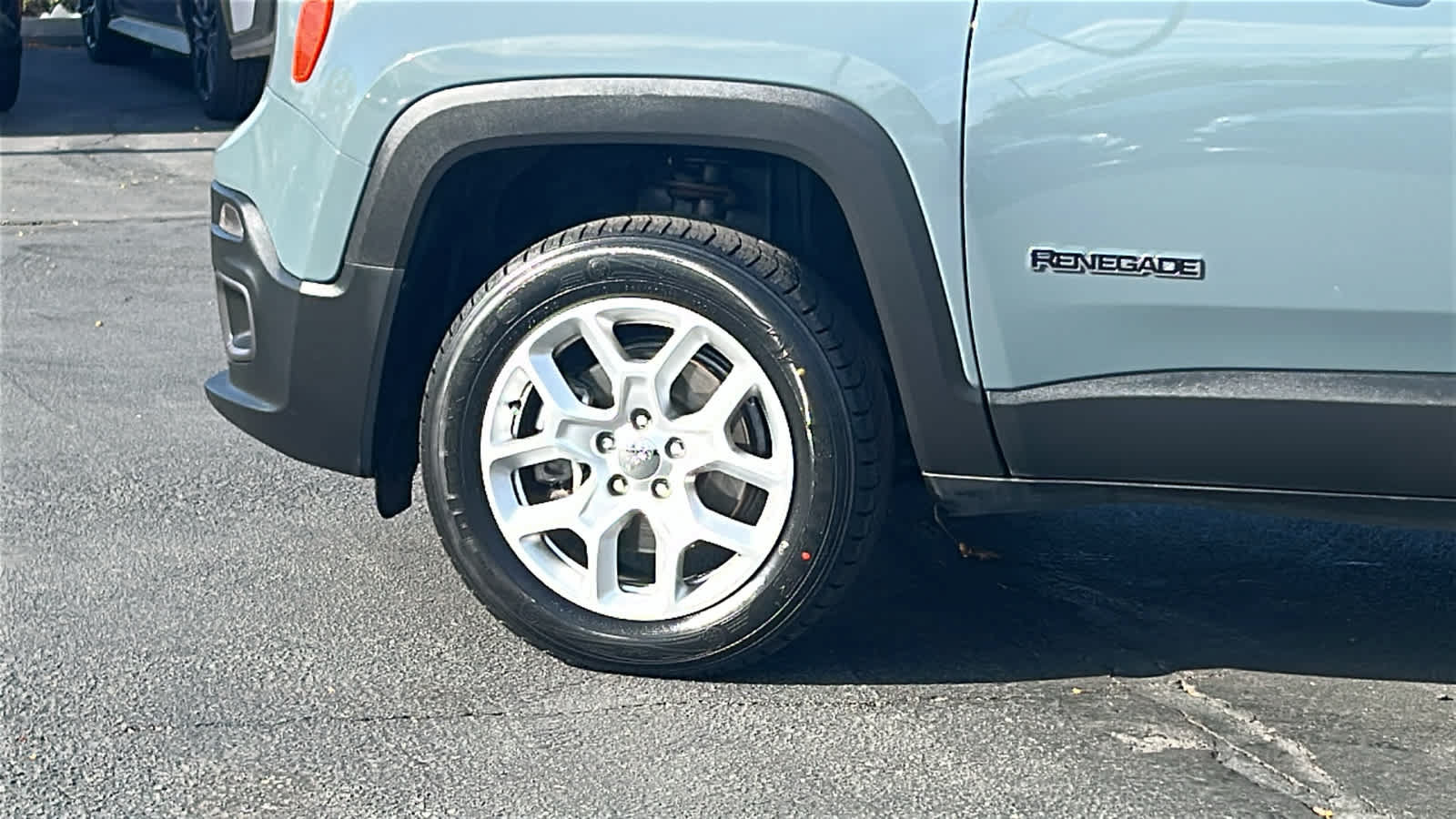 Used 2017 Jeep Renegade Latitude AWD/4WD image 9