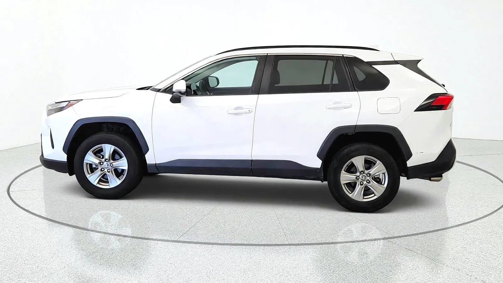 Used 2024 Toyota RAV4 XLE FWD image 5