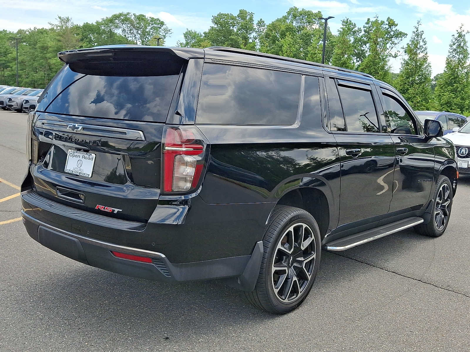 Used 2022 Chevrolet Suburban RST w/ Luxury Package AWD/4WD image 6