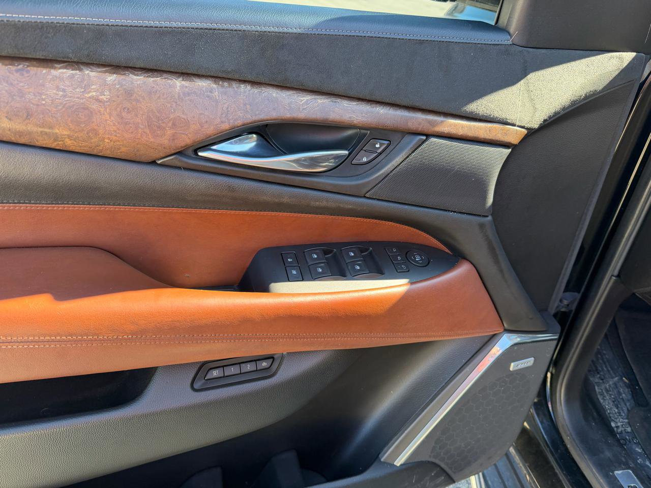 Used 2015 Cadillac Escalade Luxury image 12