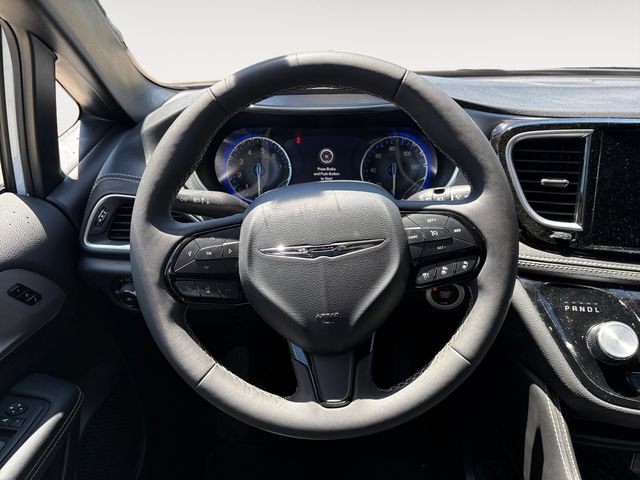 Used 2025 Chrysler Pacifica Limited FWD image 12