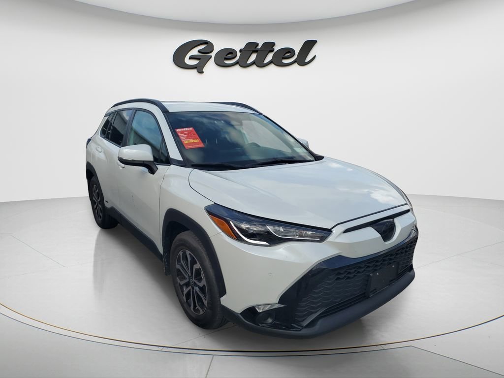 Used 2023 Toyota Corolla Cross SE image 2