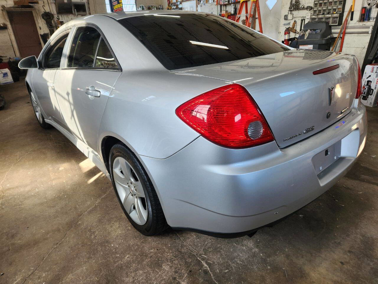 Used 2010 Pontiac G6 Base 4dr Sedan image 6