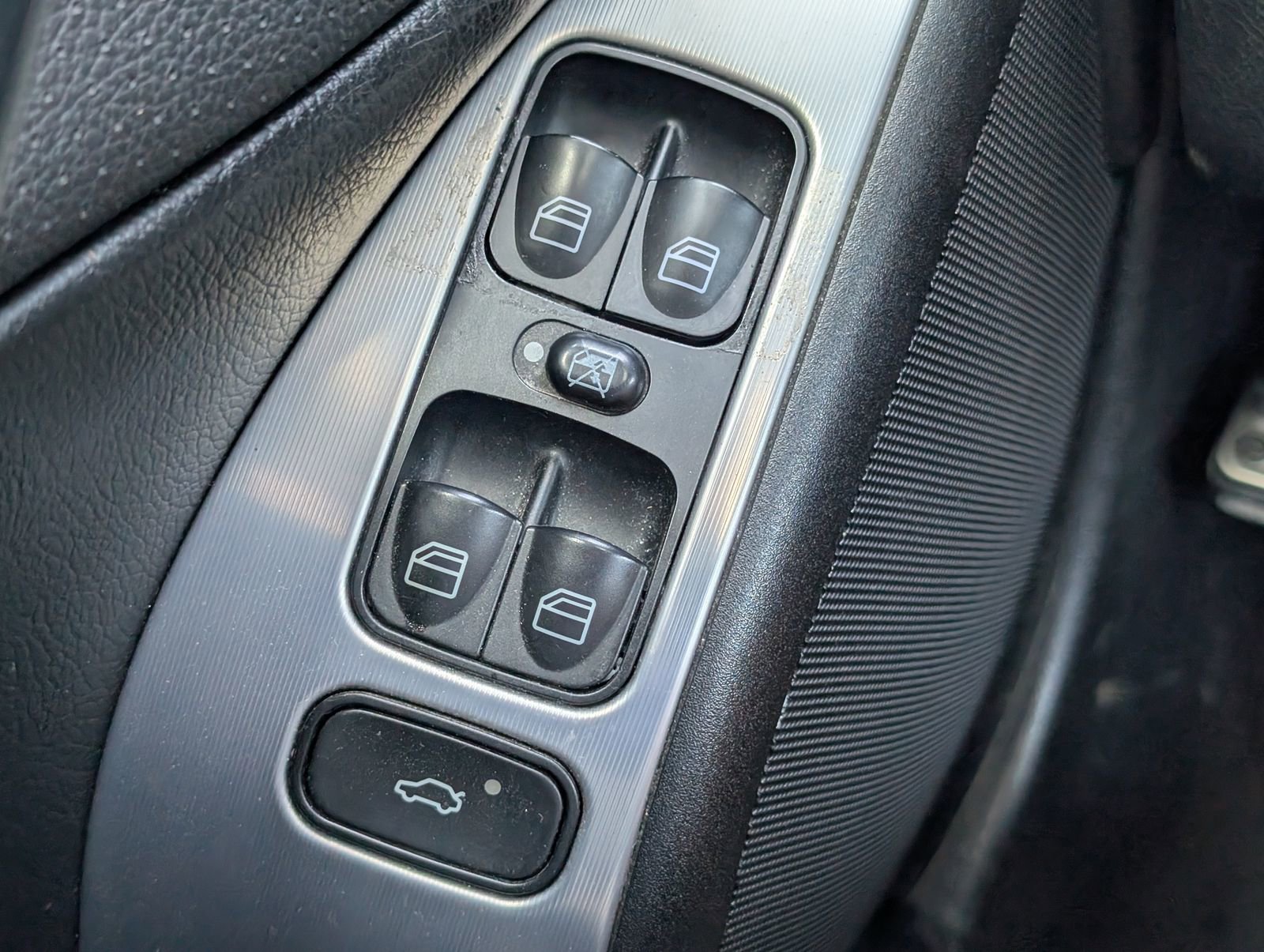 Used 2005 Mercedes-Benz C 230 Sedan image 8