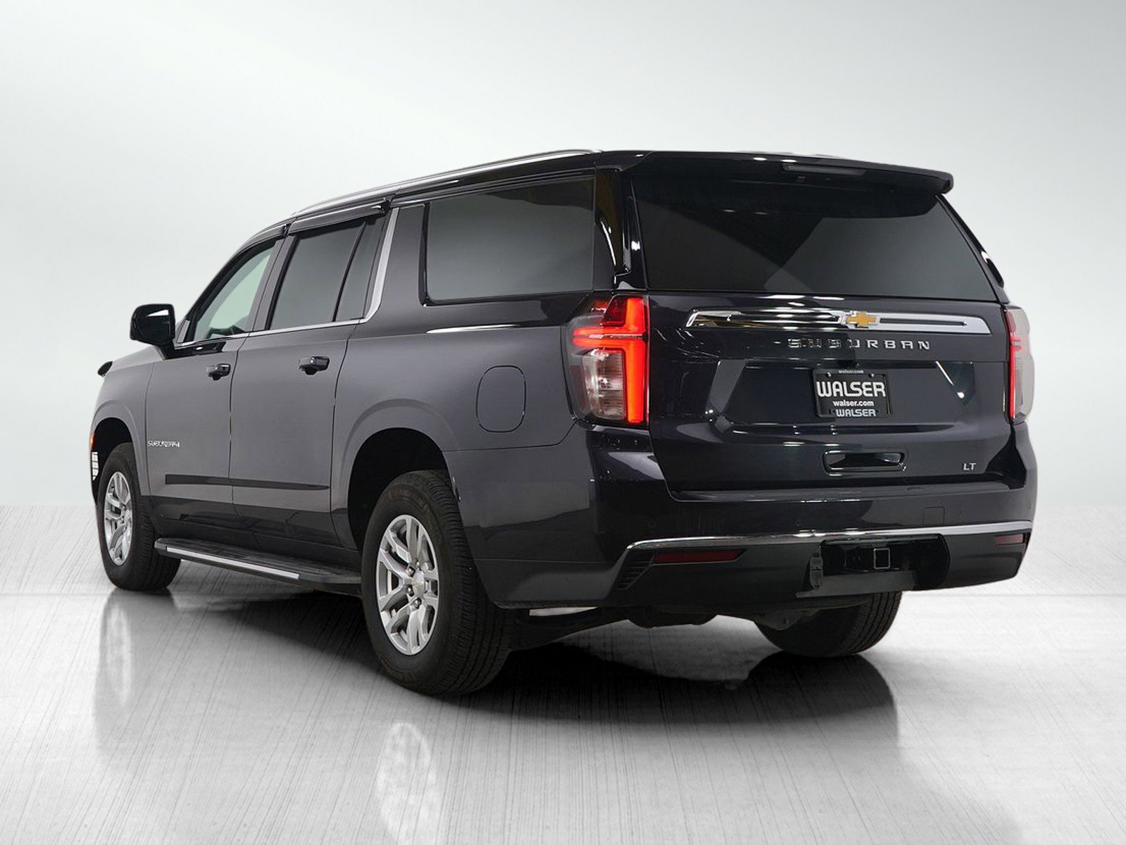 Used 2022 Chevrolet Suburban LT w/ Luxury Package image 3