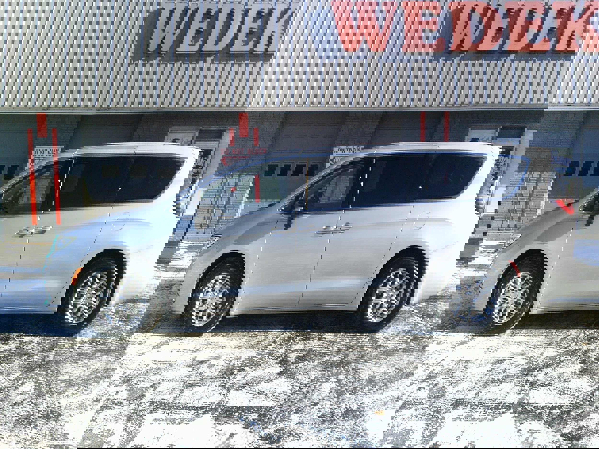 Used 2024 Chrysler Pacifica Touring-L image 2