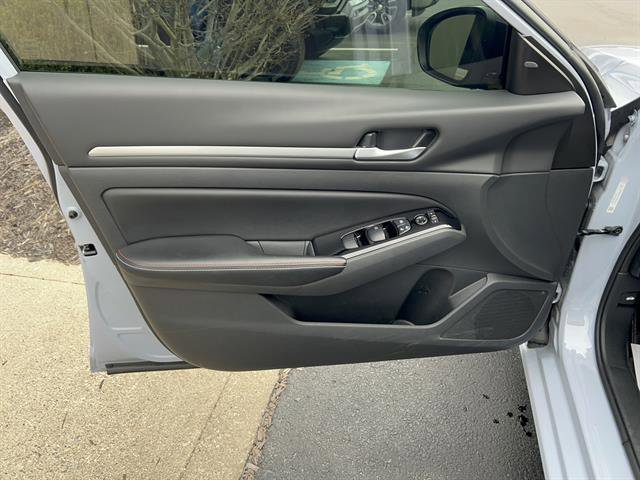 Used 2024 Nissan Altima 2.5 SR w/ SR Premium Package image 13