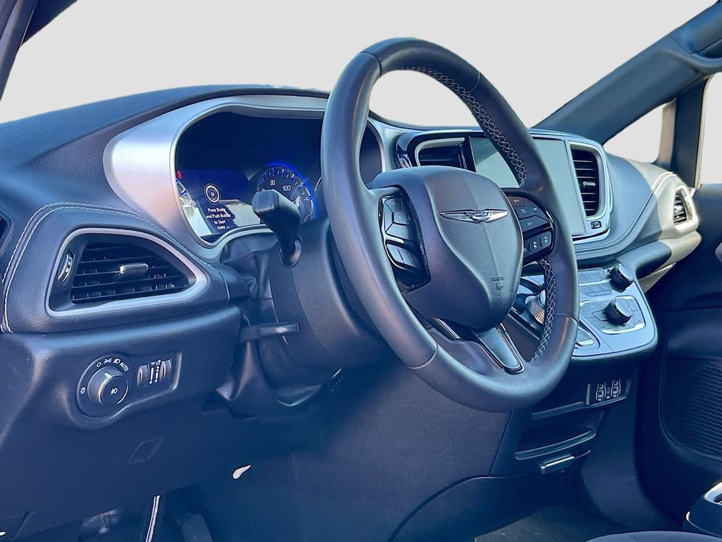 Used 2023 Chrysler Pacifica Touring FWD image 9