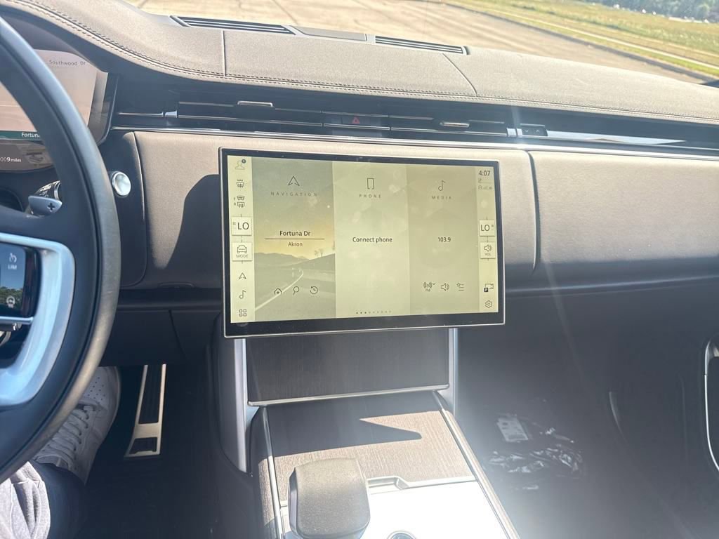 New 2025 Land Rover Range Rover Long Wheelbase SE image 14