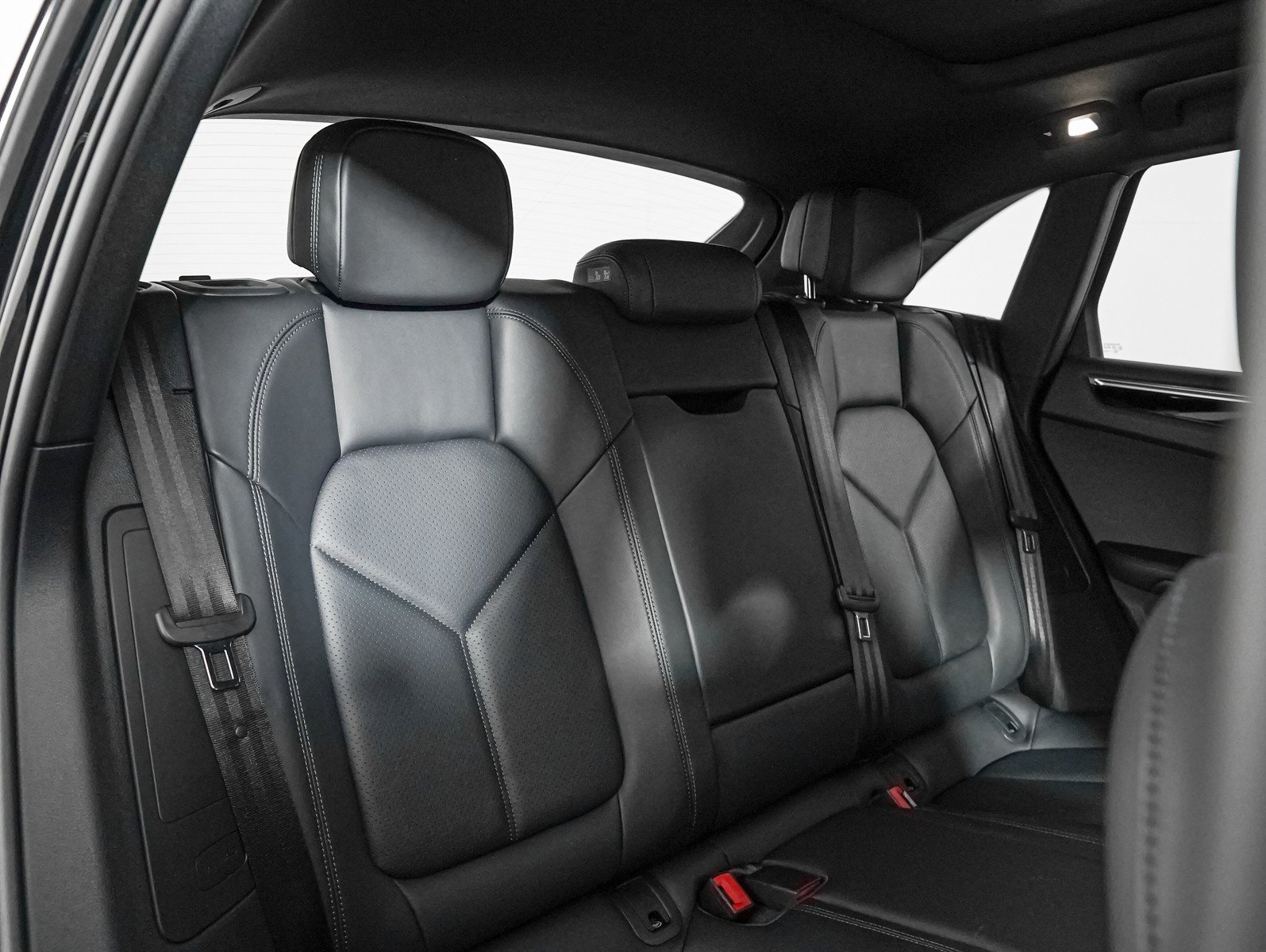Certified 2024 Porsche Macan S AWD/4WD image 5