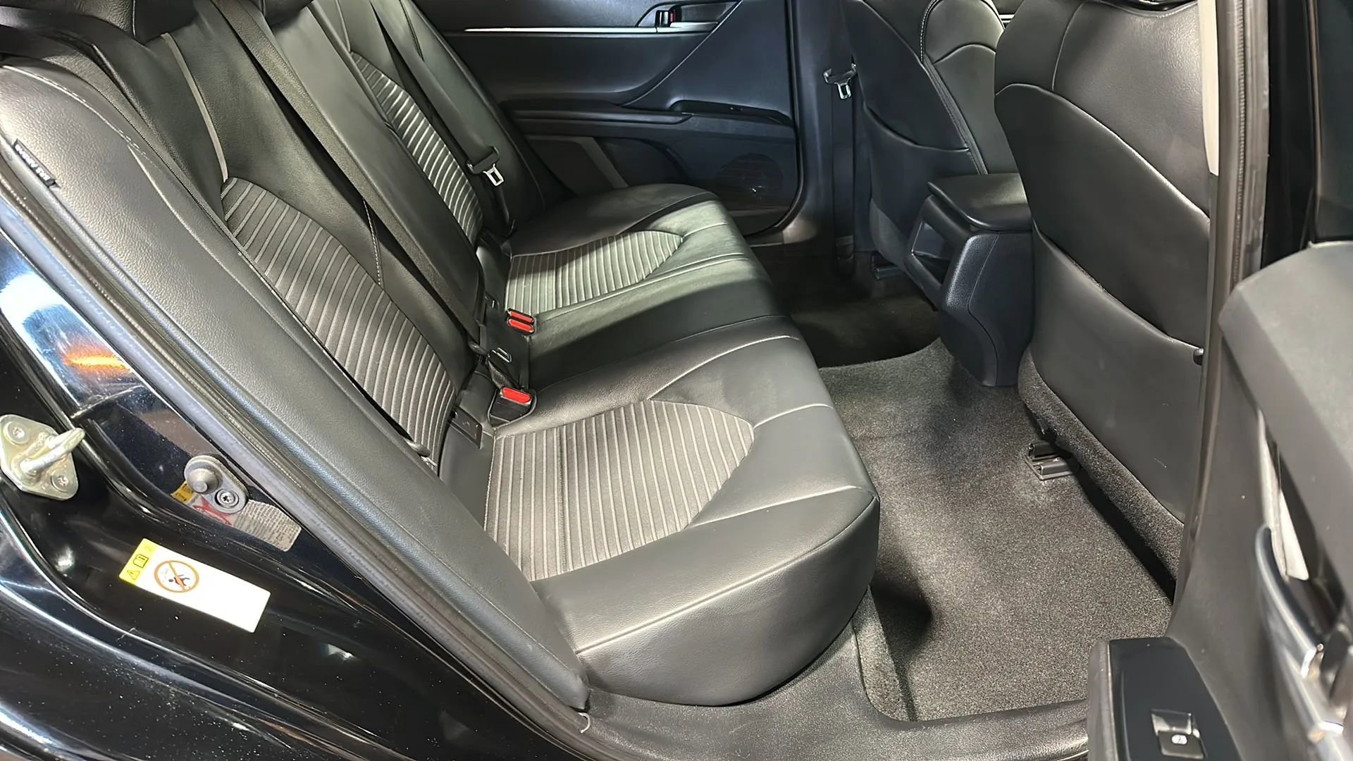 Used 2019 Toyota Camry SE w/ Carpet Mat Package FWD image 14