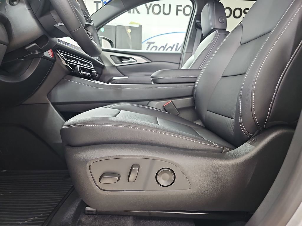 Certified 2025 Chevrolet Traverse LT w/ Driver Confidence Package image 35