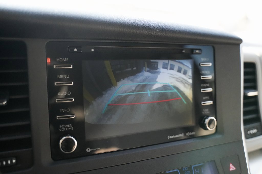 Used 2018 Toyota Sienna LE image 30