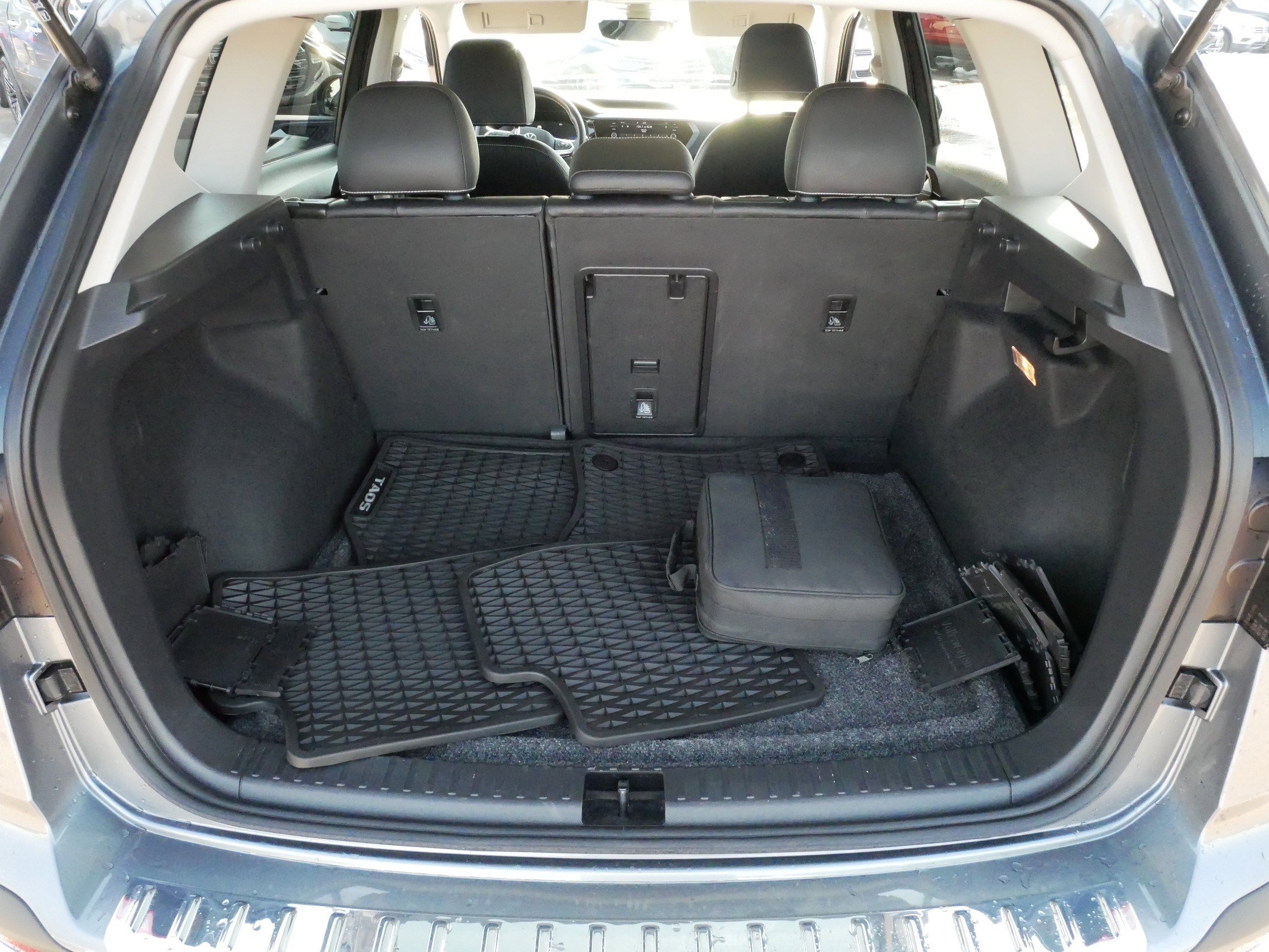 Used 2023 Volkswagen Taos SE w/ Panoramic Sunroof Package image 18