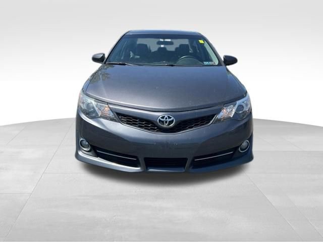 Used 2014 Toyota Camry SE w/ Moonroof Package FWD image 2
