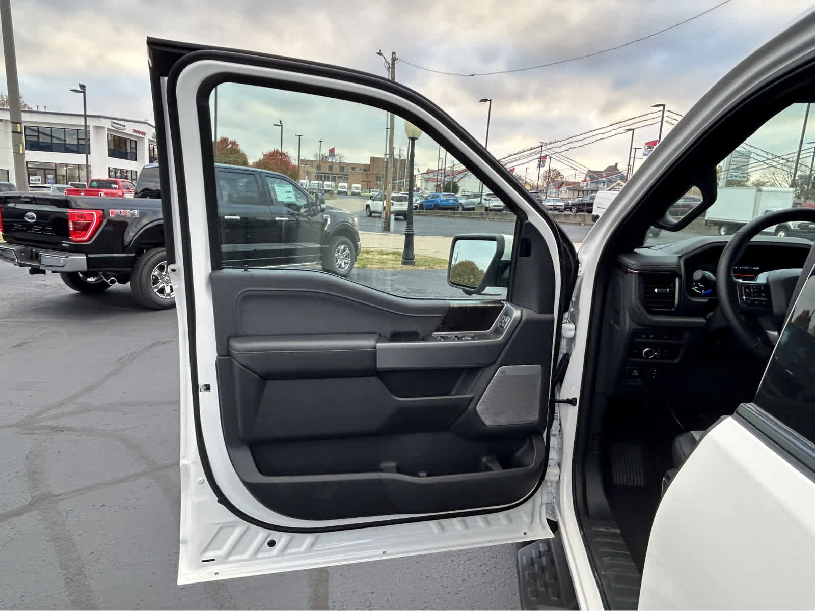 New 2023 Ford F150 Lightning Lariat image 26